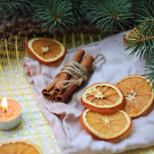 Laden Sie das Bild in den Galerie-Viewer, 50 getrocknete Orangenscheiben - Natur Dekoration Weihnachten Deko Adventskranz (Deko 4)